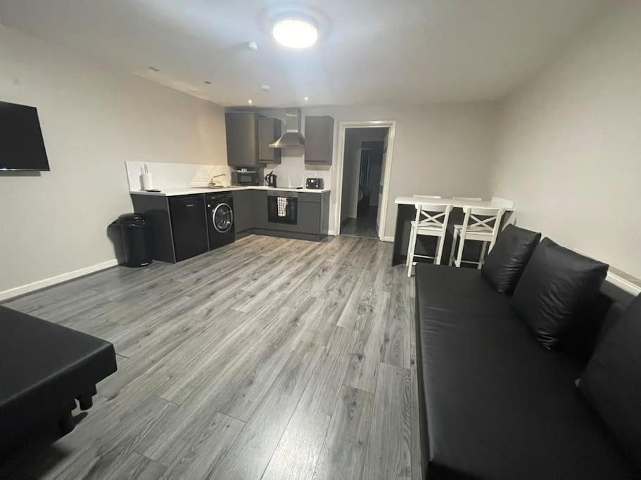Hosted By Ryan - 2 Bedroom Apartment ลิเวอร์พูล ภายนอก รูปภาพ